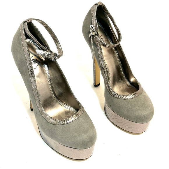 2B Bebe Gray Silver Stiletto Platform Heels Pumps Faux Suede Snake Women Size 8 - Picture 1 of 12